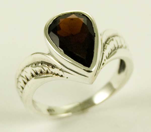 Silver Ring Garnet Cut