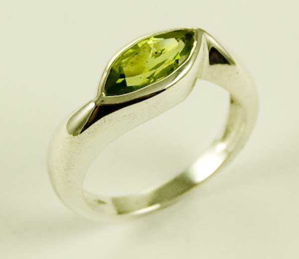 Silver Ring Peridot Cut