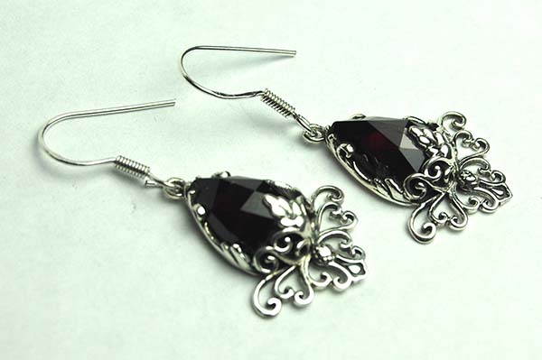 Silver Earring Garnet Cut